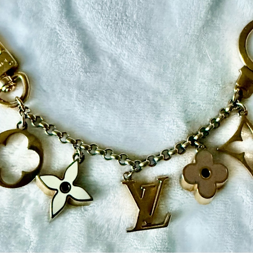 (LAST CALL - GUC) Louis Vuitton Fleur de Monogram Bag Charm Chain M65111